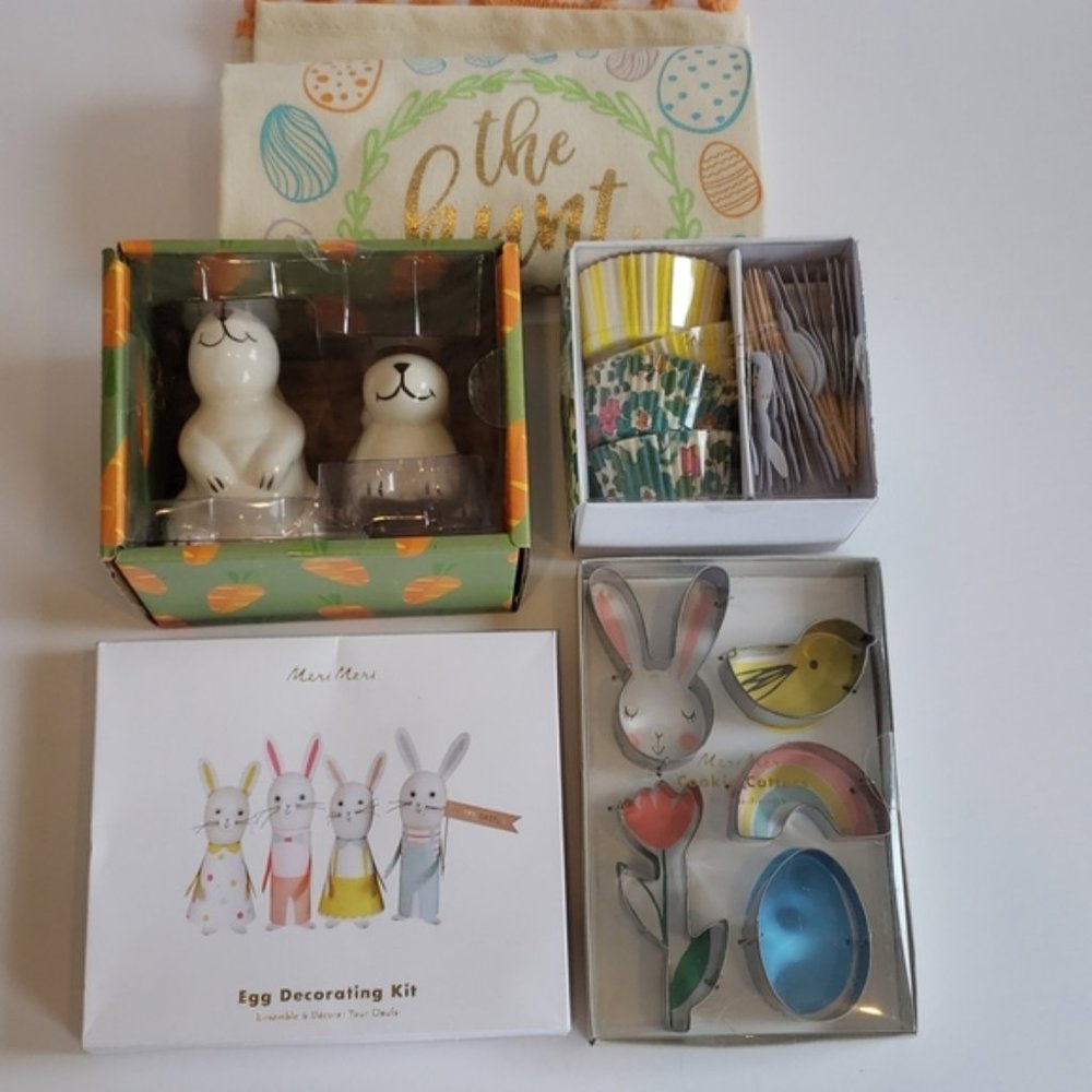 Towel & Salt & Paper Shaker Set of 5